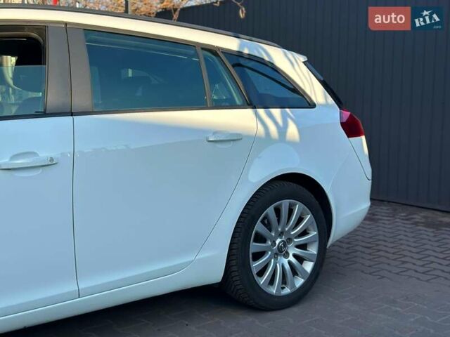 Белый Опель Инсигния, объемом двигателя 1.8 л и пробегом 126 тыс. км за 8199 $, фото 5 на Automoto.ua