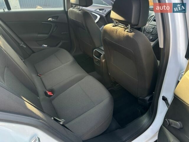 Белый Опель Инсигния, объемом двигателя 1.8 л и пробегом 126 тыс. км за 8199 $, фото 40 на Automoto.ua