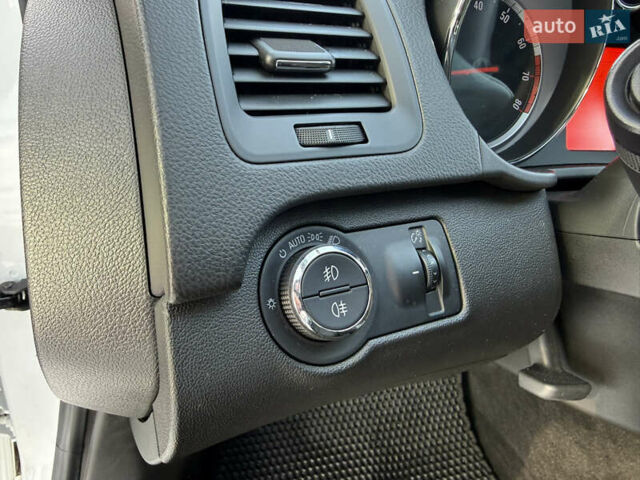 Белый Опель Инсигния, объемом двигателя 1.6 л и пробегом 210 тыс. км за 8000 $, фото 13 на Automoto.ua