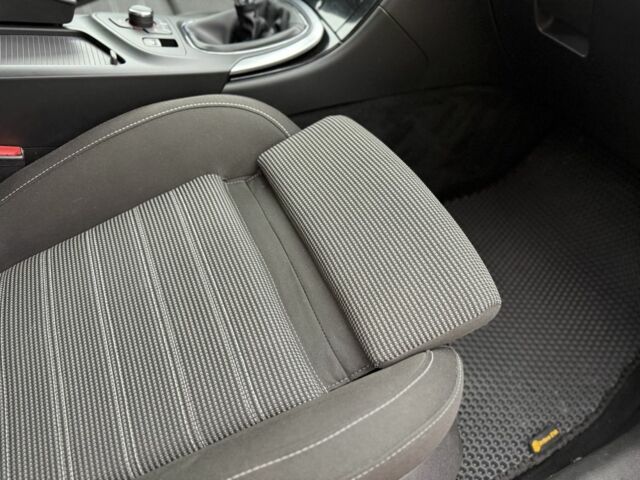 Білий Опель Інсігнія, об'ємом двигуна 1.6 л та пробігом 210 тис. км за 8000 $, фото 23 на Automoto.ua