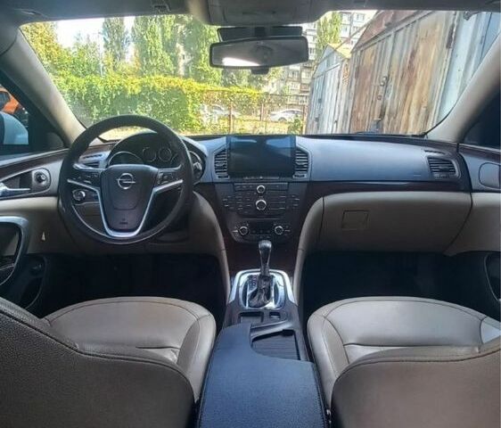 Белый Опель Инсигния, объемом двигателя 2 л и пробегом 240 тыс. км за 8600 $, фото 4 на Automoto.ua