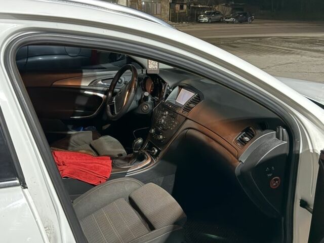 Белый Опель Инсигния, объемом двигателя 2 л и пробегом 251 тыс. км за 7800 $, фото 6 на Automoto.ua