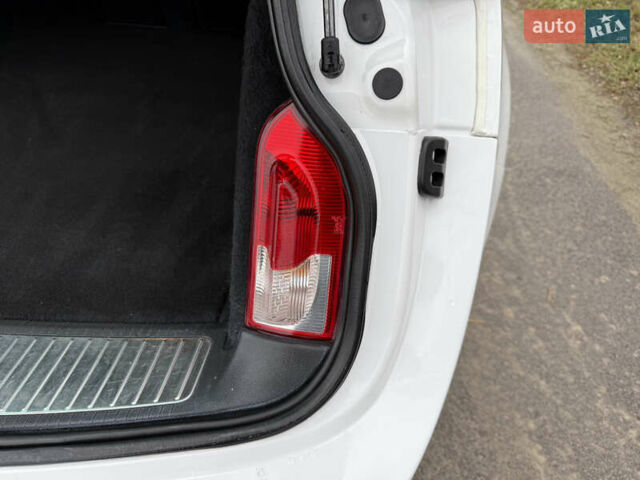 Белый Опель Инсигния, объемом двигателя 1.6 л и пробегом 210 тыс. км за 8000 $, фото 62 на Automoto.ua