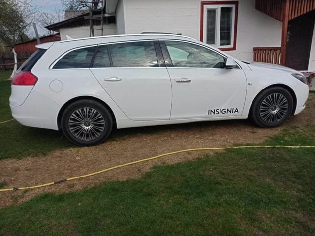 Белый Опель Инсигния, объемом двигателя 2 л и пробегом 289 тыс. км за 8000 $, фото 2 на Automoto.ua