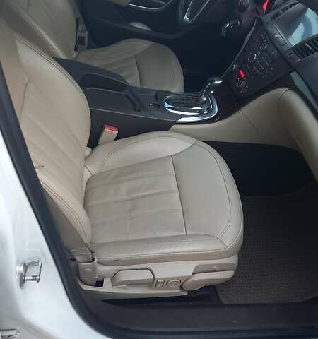 Білий Опель Інсігнія, об'ємом двигуна 1.96 л та пробігом 230 тис. км за 7600 $, фото 11 на Automoto.ua