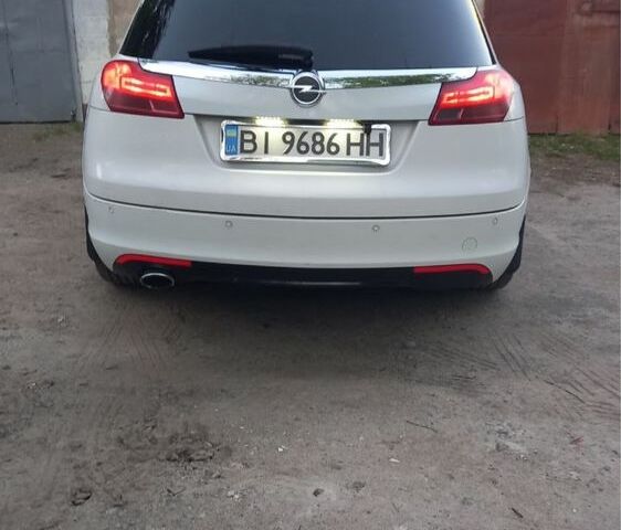 Белый Опель Инсигния, объемом двигателя 2 л и пробегом 240 тыс. км за 8600 $, фото 5 на Automoto.ua