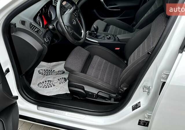 Белый Опель Инсигния, объемом двигателя 1.6 л и пробегом 200 тыс. км за 7770 $, фото 15 на Automoto.ua