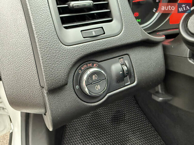 Белый Опель Инсигния, объемом двигателя 1.6 л и пробегом 210 тыс. км за 8000 $, фото 24 на Automoto.ua