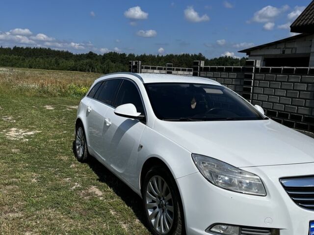 Білий Опель Інсігнія, об'ємом двигуна 2 л та пробігом 273 тис. км за 7000 $, фото 1 на Automoto.ua