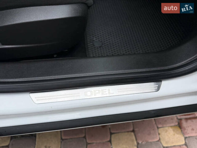 Белый Опель Инсигния, объемом двигателя 1.6 л и пробегом 210 тыс. км за 8300 $, фото 40 на Automoto.ua