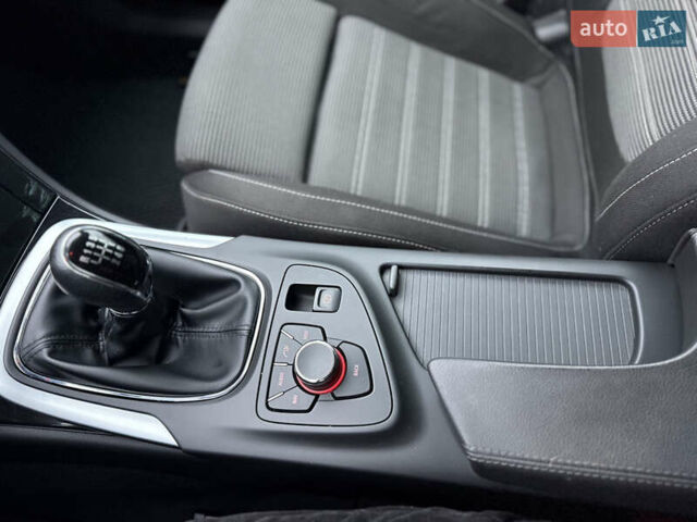 Белый Опель Инсигния, объемом двигателя 1.6 л и пробегом 210 тыс. км за 8300 $, фото 27 на Automoto.ua