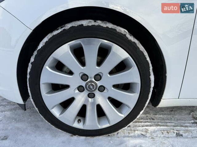 Белый Опель Инсигния, объемом двигателя 1.6 л и пробегом 210 тыс. км за 8000 $, фото 43 на Automoto.ua