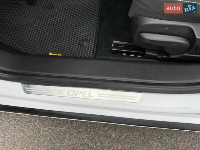 Белый Опель Инсигния, объемом двигателя 1.6 л и пробегом 210 тыс. км за 8000 $, фото 55 на Automoto.ua