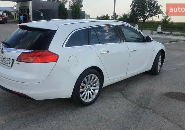 Белый Опель Инсигния, объемом двигателя 2 л и пробегом 223 тыс. км за 8700 $, фото 2 на Automoto.ua