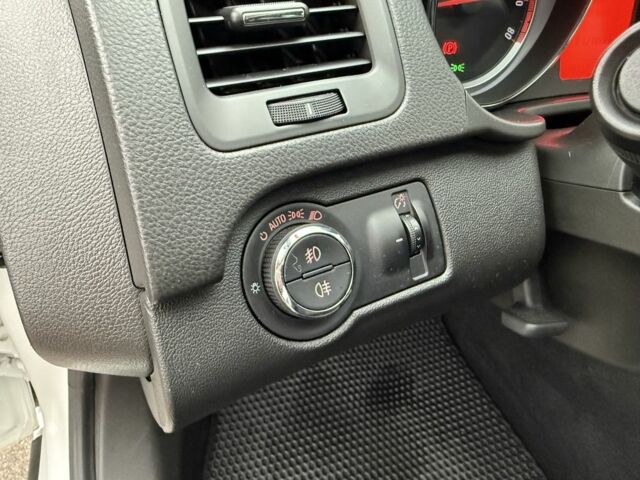 Білий Опель Інсігнія, об'ємом двигуна 1.6 л та пробігом 210 тис. км за 8000 $, фото 10 на Automoto.ua