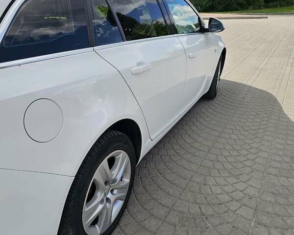 Белый Опель Инсигния, объемом двигателя 1.96 л и пробегом 176 тыс. км за 8200 $, фото 1 на Automoto.ua