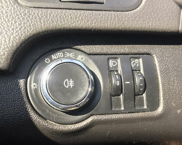 Білий Опель Інсігнія, об'ємом двигуна 1.96 л та пробігом 180 тис. км за 7999 $, фото 10 на Automoto.ua