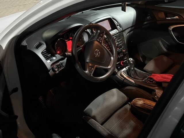 Белый Опель Инсигния, объемом двигателя 2 л и пробегом 251 тыс. км за 7800 $, фото 18 на Automoto.ua