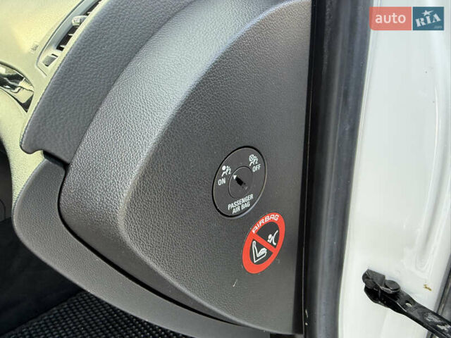 Белый Опель Инсигния, объемом двигателя 1.6 л и пробегом 210 тыс. км за 8000 $, фото 34 на Automoto.ua