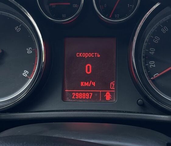 Белый Опель Инсигния, объемом двигателя 2 л и пробегом 305 тыс. км за 5010 $, фото 6 на Automoto.ua