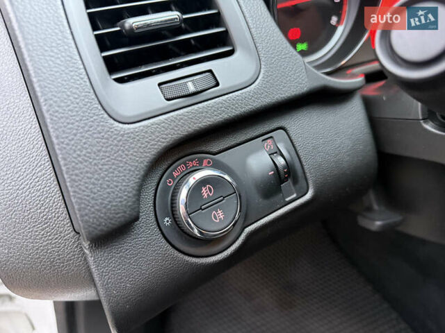 Белый Опель Инсигния, объемом двигателя 1.6 л и пробегом 210 тыс. км за 8300 $, фото 14 на Automoto.ua