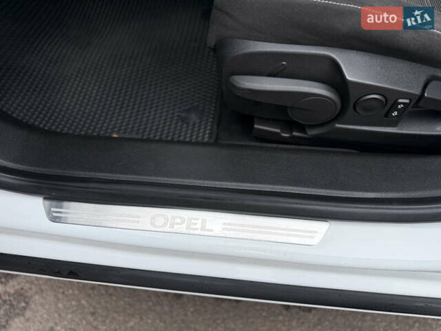 Белый Опель Инсигния, объемом двигателя 1.6 л и пробегом 210 тыс. км за 8300 $, фото 33 на Automoto.ua