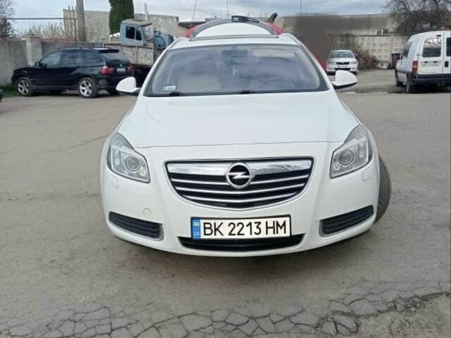 Белый Опель Инсигния, объемом двигателя 2 л и пробегом 289 тыс. км за 8000 $, фото 1 на Automoto.ua