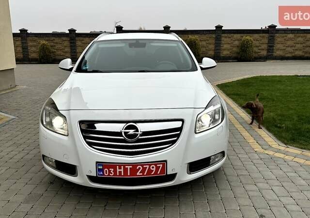 Белый Опель Инсигния, объемом двигателя 1.6 л и пробегом 200 тыс. км за 7770 $, фото 3 на Automoto.ua