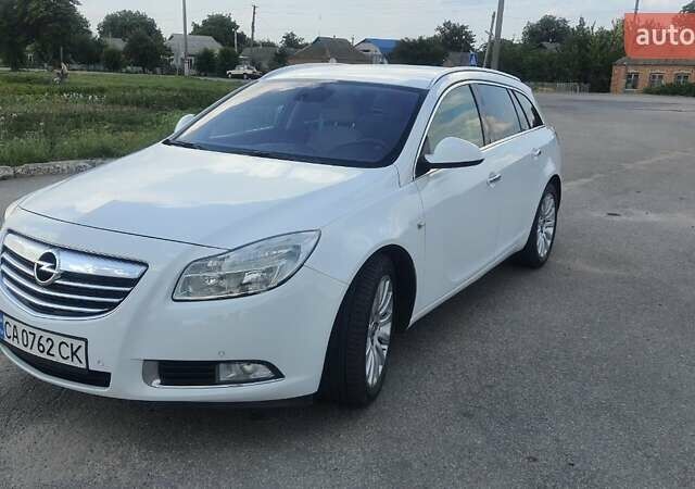 Белый Опель Инсигния, объемом двигателя 2 л и пробегом 223 тыс. км за 8700 $, фото 1 на Automoto.ua