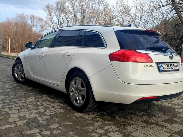 Белый Опель Инсигния, объемом двигателя 2 л и пробегом 225 тыс. км за 7000 $, фото 3 на Automoto.ua