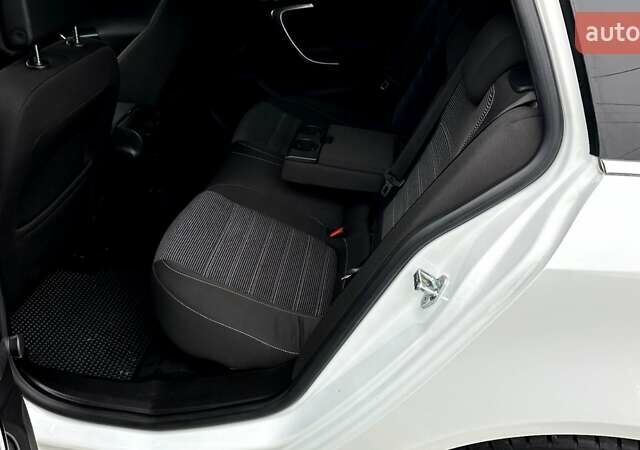 Белый Опель Инсигния, объемом двигателя 1.6 л и пробегом 200 тыс. км за 7770 $, фото 20 на Automoto.ua