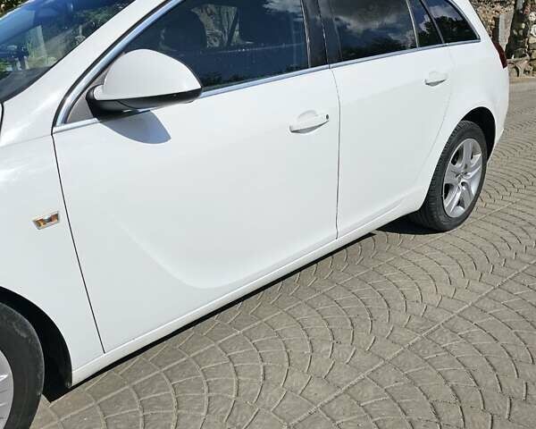 Белый Опель Инсигния, объемом двигателя 1.96 л и пробегом 176 тыс. км за 8200 $, фото 4 на Automoto.ua