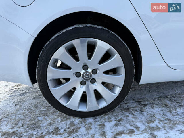 Белый Опель Инсигния, объемом двигателя 1.6 л и пробегом 210 тыс. км за 8000 $, фото 45 на Automoto.ua