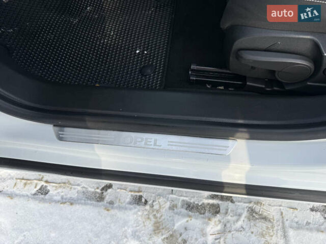 Белый Опель Инсигния, объемом двигателя 1.6 л и пробегом 210 тыс. км за 8000 $, фото 39 на Automoto.ua