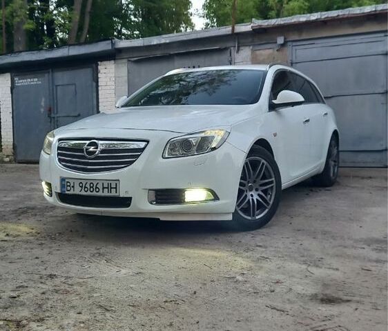 Белый Опель Инсигния, объемом двигателя 2 л и пробегом 240 тыс. км за 8600 $, фото 3 на Automoto.ua