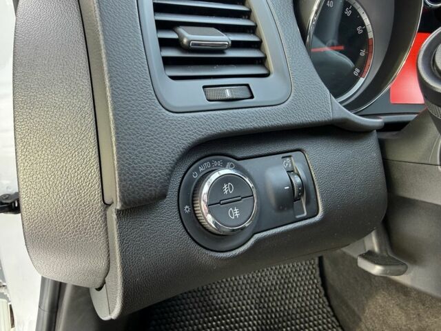 Белый Опель Инсигния, объемом двигателя 1.6 л и пробегом 210 тыс. км за 7700 $, фото 10 на Automoto.ua