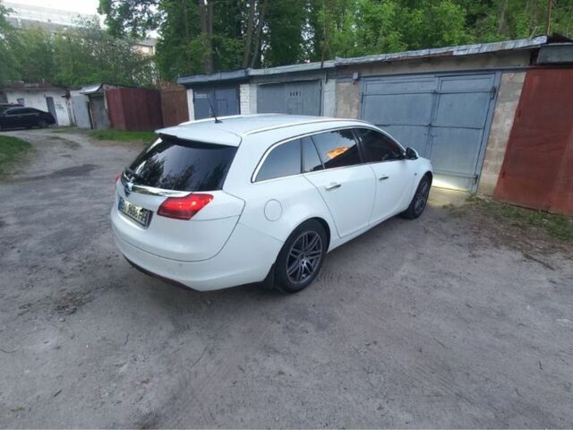 Белый Опель Инсигния, объемом двигателя 2 л и пробегом 240 тыс. км за 8600 $, фото 1 на Automoto.ua