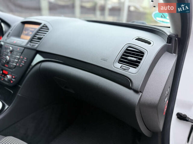 Белый Опель Инсигния, объемом двигателя 1.6 л и пробегом 210 тыс. км за 8300 $, фото 36 на Automoto.ua