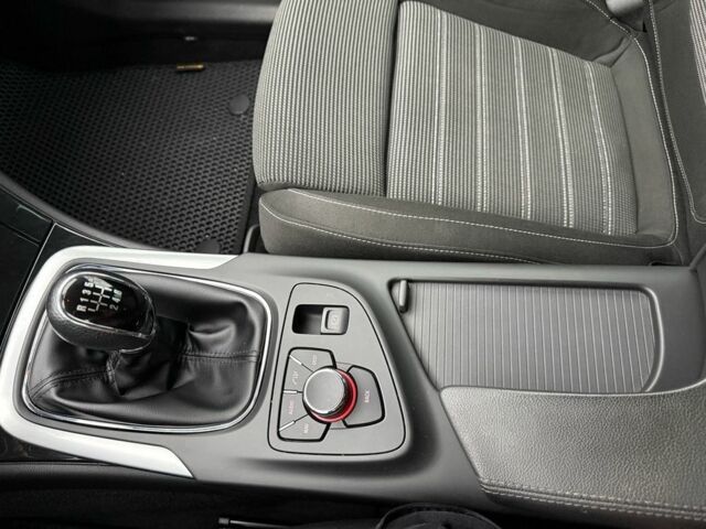 Білий Опель Інсігнія, об'ємом двигуна 1.6 л та пробігом 210 тис. км за 8000 $, фото 13 на Automoto.ua