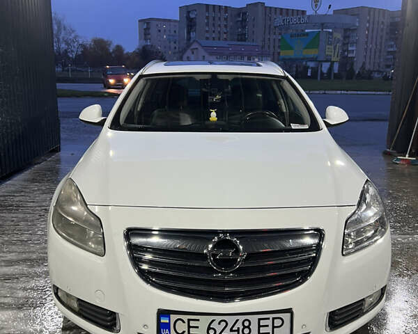 Білий Опель Інсігнія, об'ємом двигуна 2 л та пробігом 263 тис. км за 7700 $, фото 1 на Automoto.ua