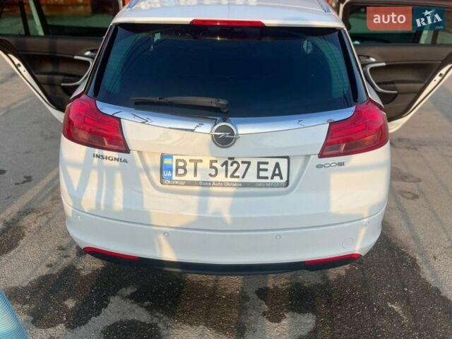Белый Опель Инсигния, объемом двигателя 1.96 л и пробегом 290 тыс. км за 7999 $, фото 2 на Automoto.ua