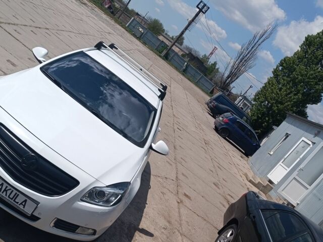 Белый Опель Инсигния, объемом двигателя 2 л и пробегом 260 тыс. км за 8500 $, фото 2 на Automoto.ua