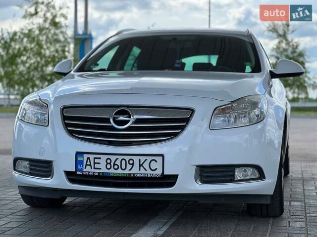 Білий Опель Інсігнія, об'ємом двигуна 2 л та пробігом 290 тис. км за 7900 $, фото 1 на Automoto.ua