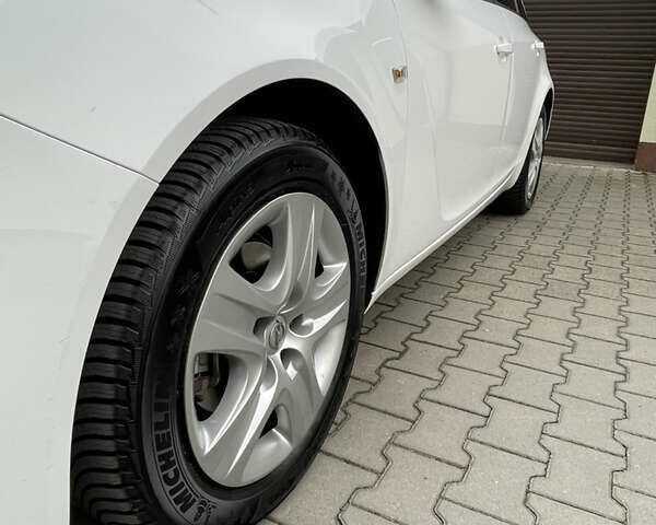 Белый Опель Инсигния, объемом двигателя 1.96 л и пробегом 260 тыс. км за 7700 $, фото 10 на Automoto.ua