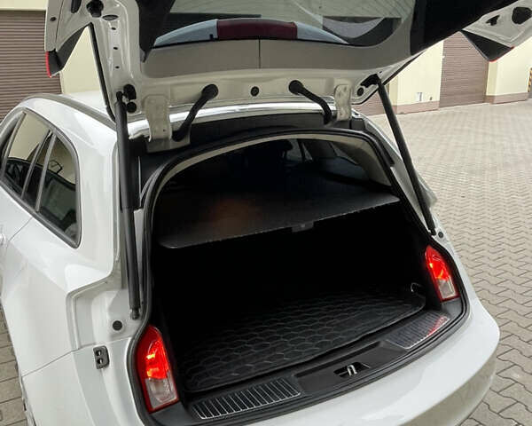 Белый Опель Инсигния, объемом двигателя 1.96 л и пробегом 260 тыс. км за 7700 $, фото 17 на Automoto.ua