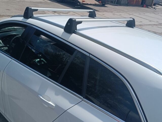 Белый Опель Инсигния, объемом двигателя 2 л и пробегом 260 тыс. км за 8500 $, фото 1 на Automoto.ua