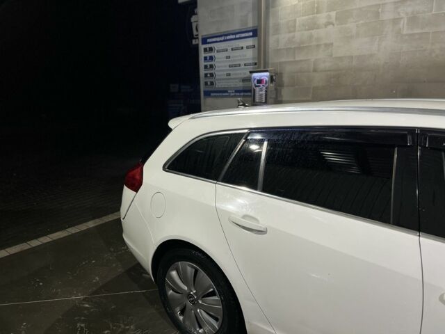 Белый Опель Инсигния, объемом двигателя 2 л и пробегом 325 тыс. км за 6599 $, фото 4 на Automoto.ua