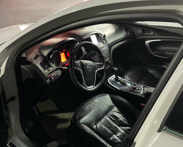 Білий Опель Інсігнія, об'ємом двигуна 1.96 л та пробігом 300 тис. км за 8000 $, фото 8 на Automoto.ua