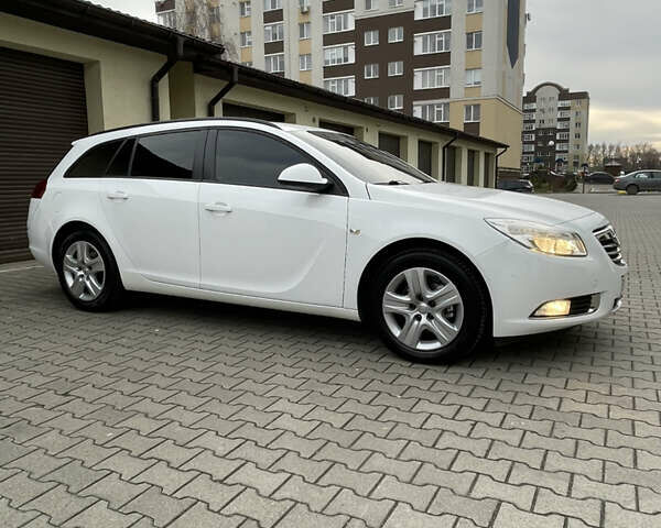 Белый Опель Инсигния, объемом двигателя 1.96 л и пробегом 262 тыс. км за 7500 $, фото 4 на Automoto.ua