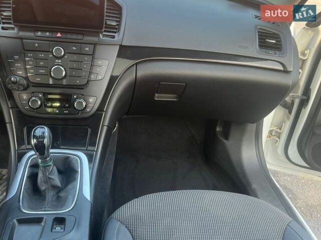 Белый Опель Инсигния, объемом двигателя 1.96 л и пробегом 290 тыс. км за 7999 $, фото 4 на Automoto.ua